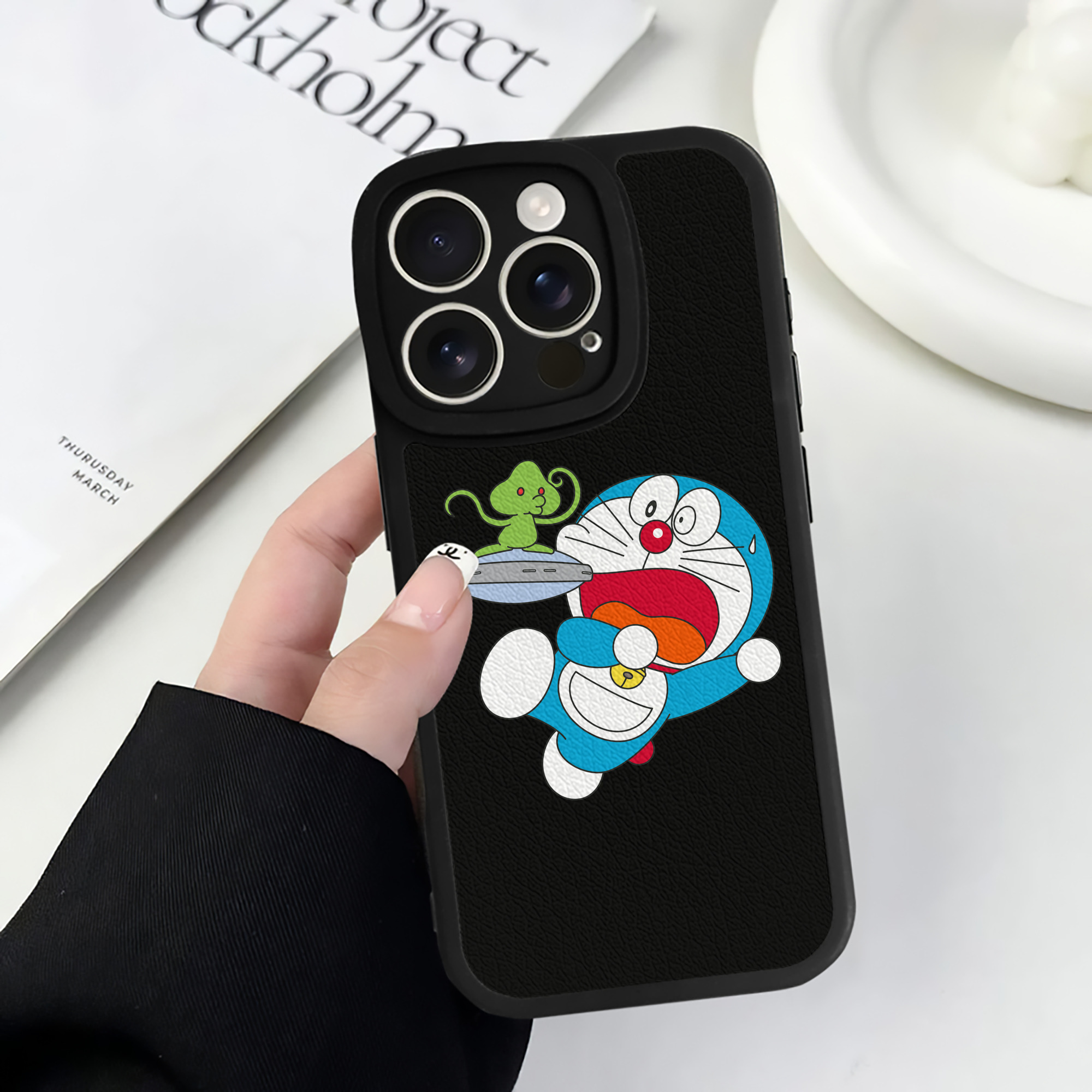 （画像用） ドラえもん Doraemon 【iPhone 16シリーズ対応】シリコンスマホケース（レザー調） 材質：シリコン